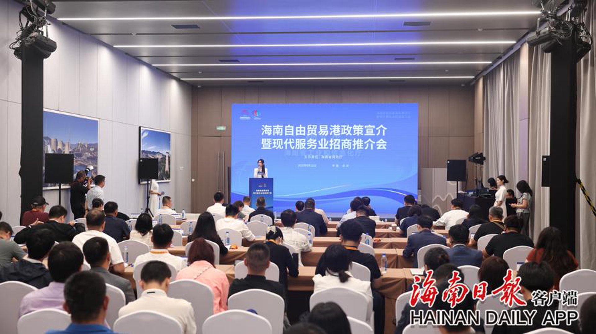 地铁灯箱广告:城市流动的视觉盛宴